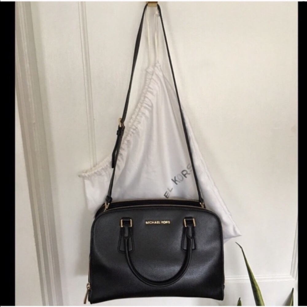 🛍️ Vintage Authentic MK shoulder bag excellent condition comes with dust bag.
